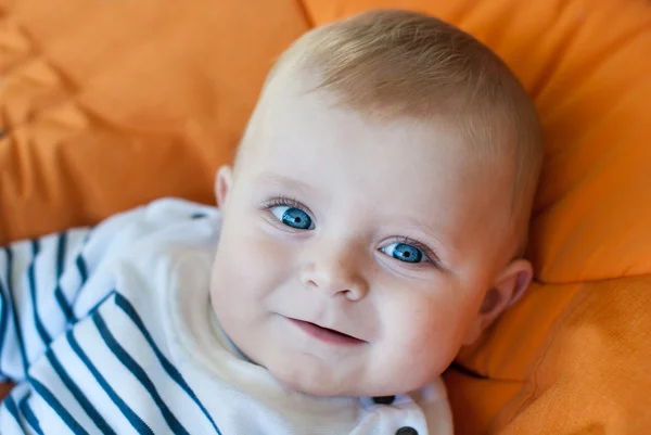 Lovely babyjongen buiten in oranje wandelwagen — Stockfoto