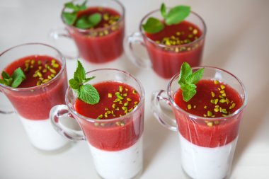 taze ev yapımı çilekli yoğurt tatlısı