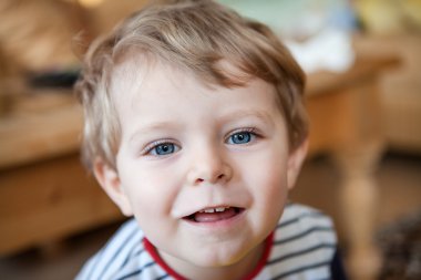 kapalı mavi gözlü sevimli bebek