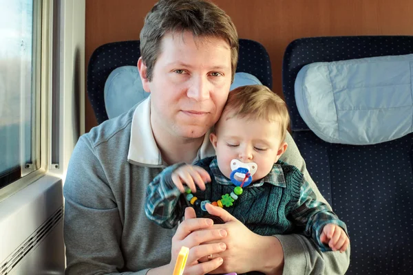 Giovane padre e bambino ragazzo seduto in treno — Foto Stock