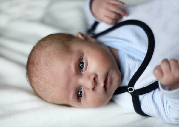Mavi gözlü erkek yeni doğan bebek — Stok fotoğraf