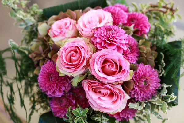 Buquê de casamento com rosas e cravos — Fotografia de Stock