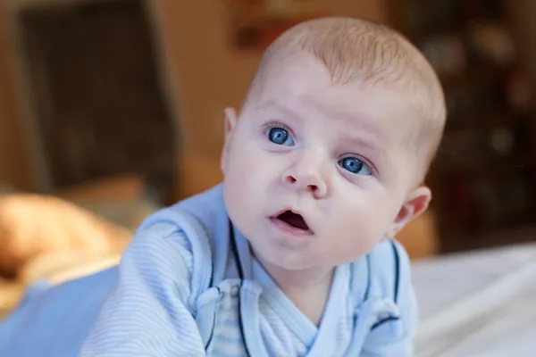 Pasgeboren babyjongen met blauwe ogen — Stockfoto
