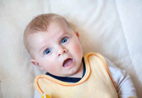 Entzückender kleiner Junge mit blauen Augen drinnen — Stockfoto