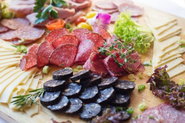 bir tabloda bir restoranda sosis tabağı