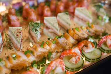 bir tabak balık ve deniz ürünleri