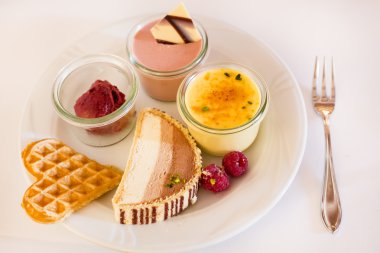 bir restoranda farklı tatlılar