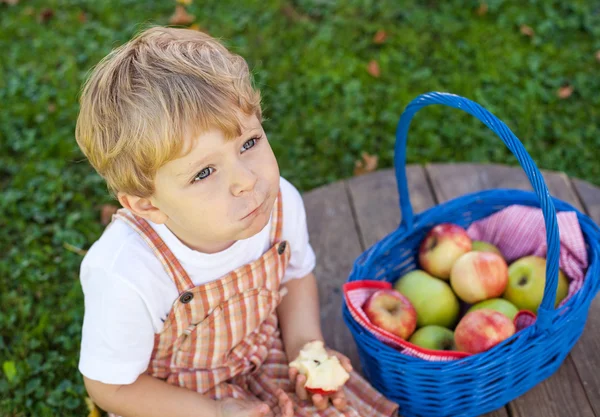 Niño adorable comiendo manzana fresca —  Fotos de Stock