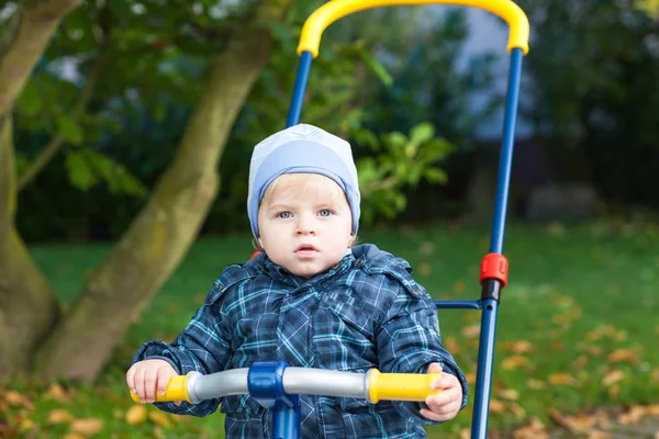 Sonbahar parkta yürümeye başlayan çocuk — Stok fotoğraf