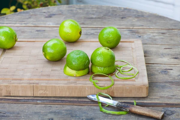 Fresh limes on wooden background — Stock Photo, Image