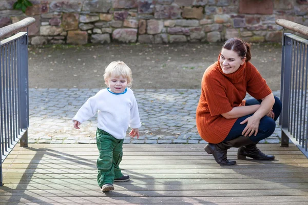 Ung kvinna och hennes lilla barn pojke — Stockfoto