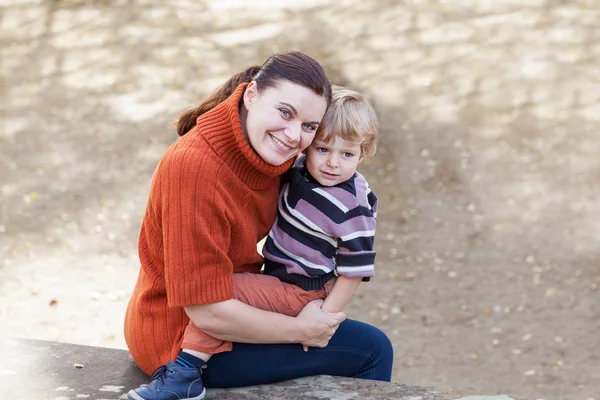 Mladá žena a její chlapeček batole — Stock fotografie