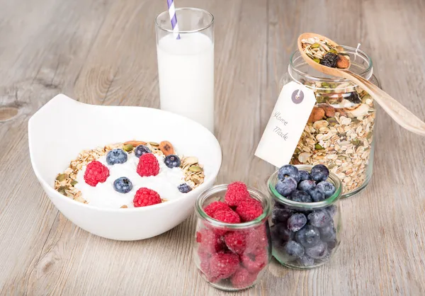 Sağlıklı bir kahvaltı ile dokulu arka plan üzerine müsli — Stok fotoğraf