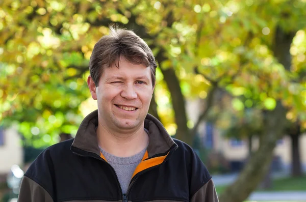 Jeune homme dans le parc d'automne — Photo