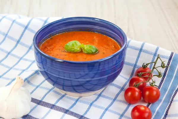 Verse room tomatensoep met organische knoflook en tomaten — Stockfoto