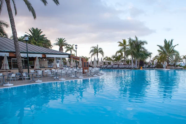 Schöner Hotelpool vor Sonnenaufgang — Stockfoto