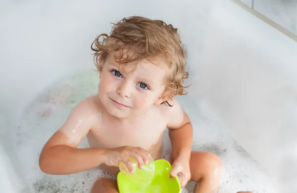 Adorable niño tomando baño — Foto de Stock