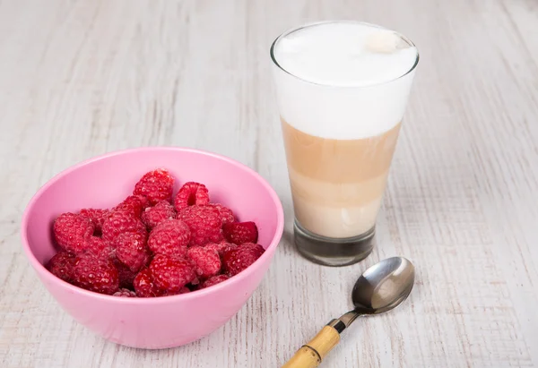 Desayuno saludable con muesli casero, arándanos frescos y mil — Foto de Stock