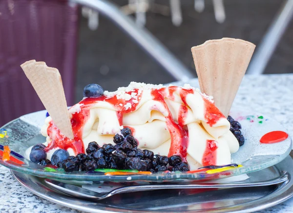 Helado de vainilla con arándanos, salsa de fresa — Foto de Stock