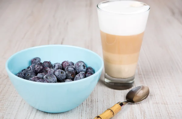 Healthy breakfast with home made muesli, fresh blueberry and mil — Stock Photo, Image