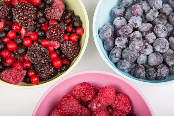 Frische reife Beeren: Himbeere, Blaubeere und rote Johannisbeere — Stockfoto