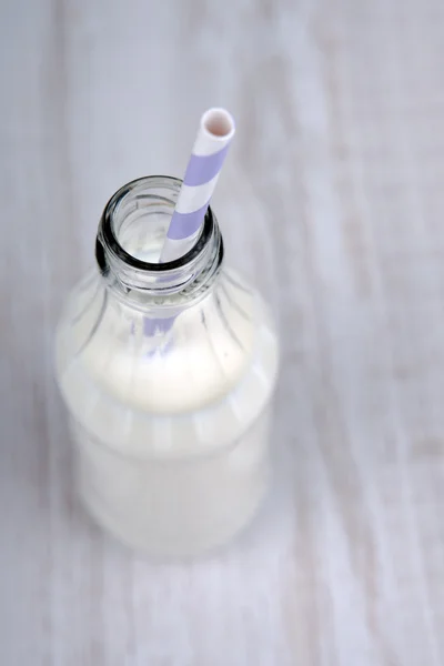 Bottiglia con latte e paglia — Foto Stock