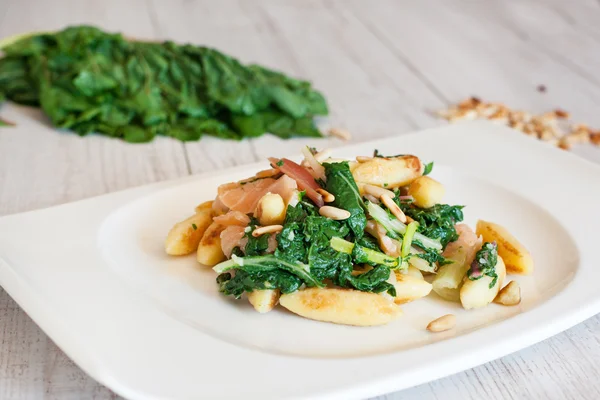 Fresh salad with chard and pine nuts — Stock Photo, Image