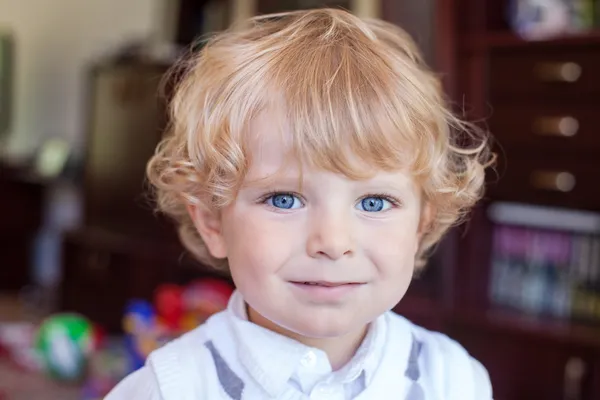 Portrait of blond toddler boy with curly hairs — Stock Photo, Image