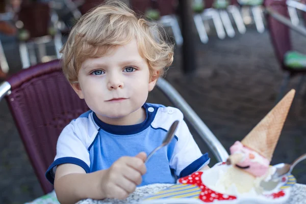 Petit garçon tout-petit mangeant de la crème glacée en été — Photo