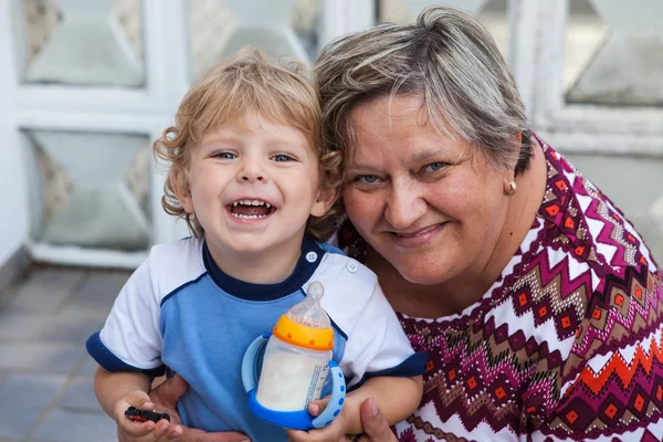 Grootmoeder met kleine peuter jongen — Stockfoto