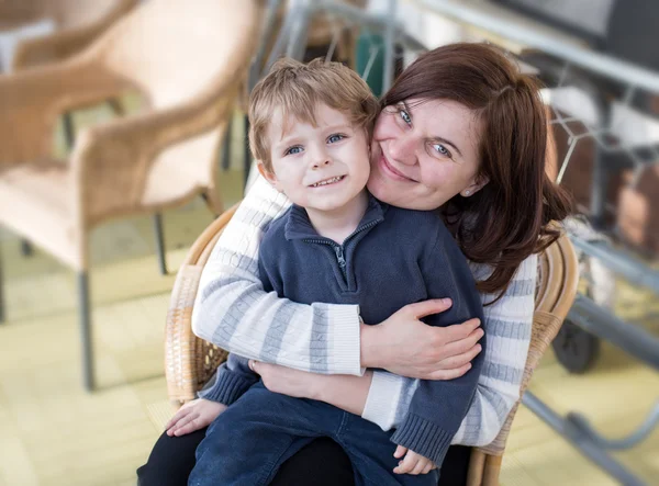 Jeune mère et tout-petit garçon à l'extérieur — Photo