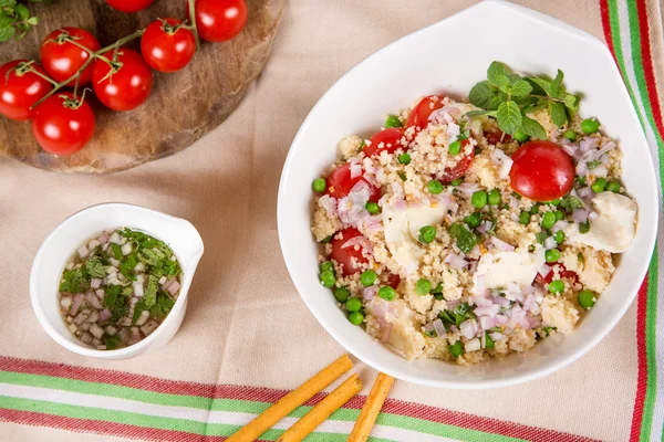 Salade van verse couscous met groenten — Stockfoto
