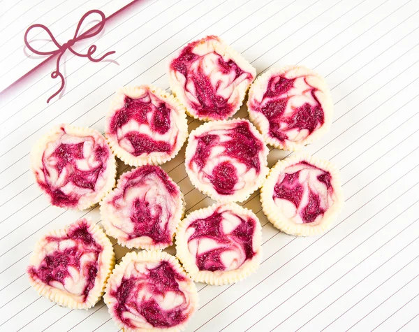 Mini tartas de queso de frambuesa en forma de muffin — Foto de Stock