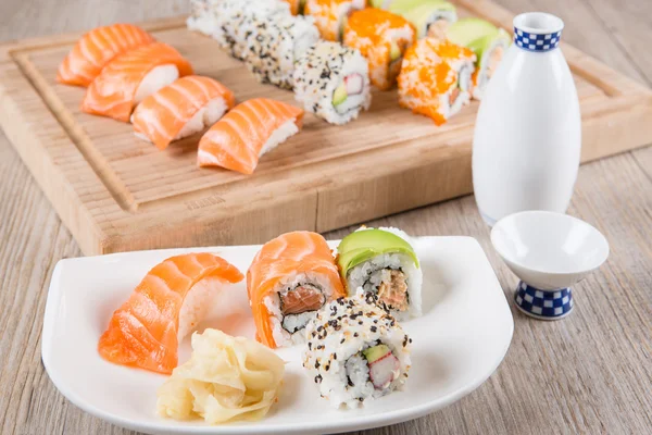 Variation frischer, schmackhafter Sushi-Brötchen — Stockfoto