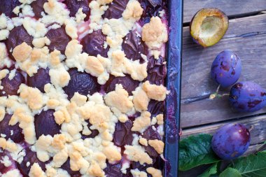 taze pişmiş kuru üzümlü kek