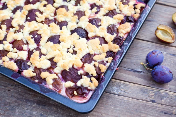 Frisch gebackener Zwetschgenkuchen — Stockfoto