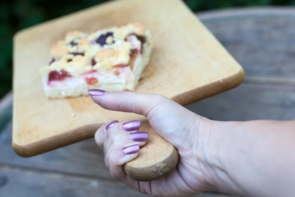 Pastel de ciruela recién horneado fino en tablero de madera — Foto de Stock