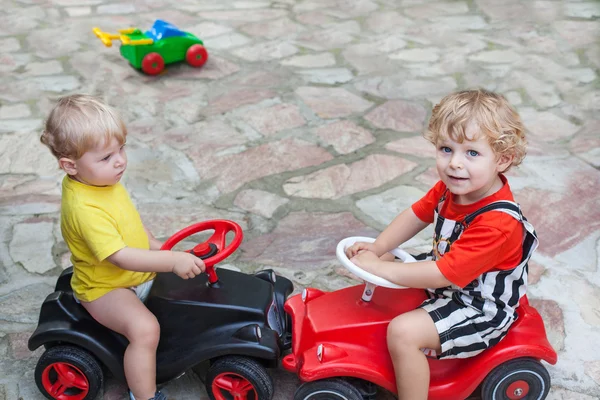 Deux petits frères tout-petits jouant avec des voitures — Photo