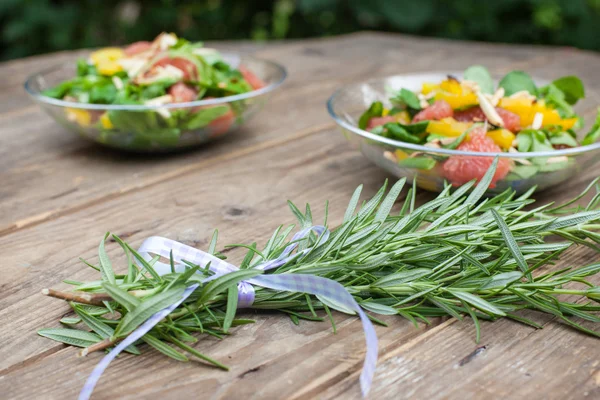 Frischer Salat mit einem Bund Rosmarin — Stockfoto
