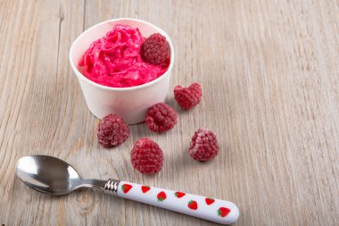 Bütün ahududu ile krem buz yoğurt frozen