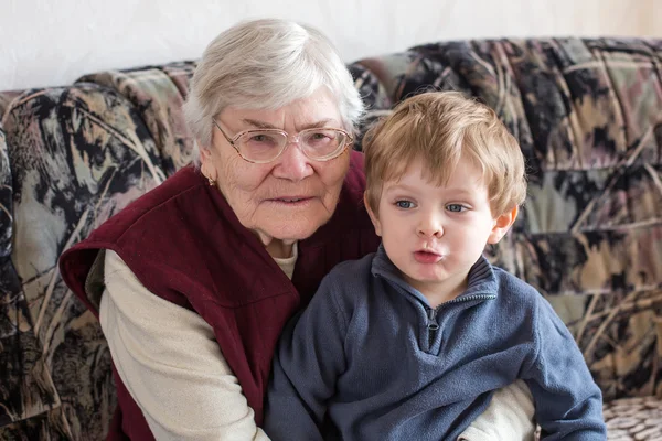 Groot-grootmoeder met kleine jongen — Stockfoto