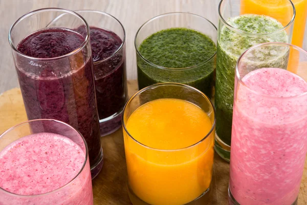 Τέσσερις υγιείς smoothies φρούτων, μούρων και λαχανικών — Φωτογραφία Αρχείου