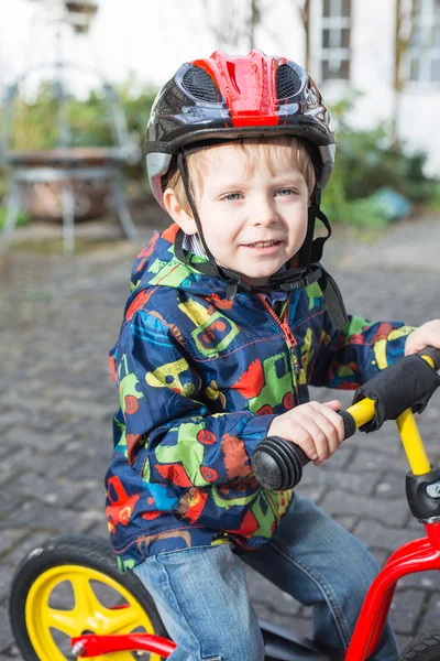 2 歳の幼児を彼の最初の自転車に乗って — ストック写真