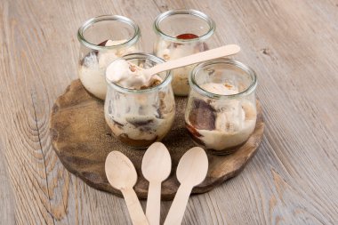 Erik tatlı gözlük ile sıcak dondurma