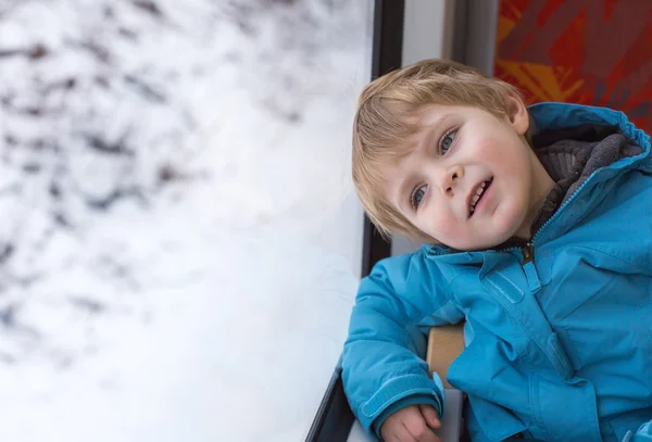 Bonito menino olhando para fora da janela do trem — Fotografia de Stock