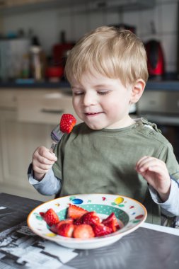 taze çilek yeme ufaklık
