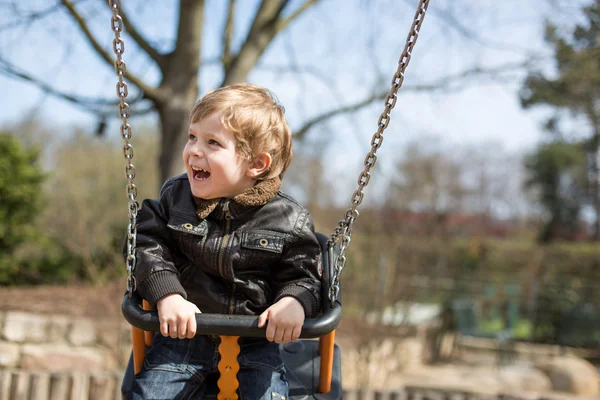 Mooie peuter jongen plezier op schommel — Stockfoto