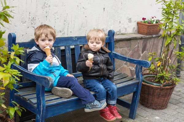 Два маленьких мальчика едят мороженое. — стоковое фото