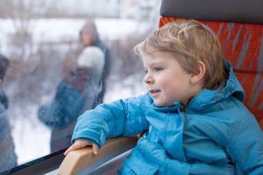 sevimli küçük çocuk tren pencereden dışarı bakarak