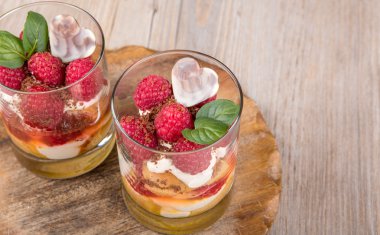 taze ahududu tatlı bisküvi ile